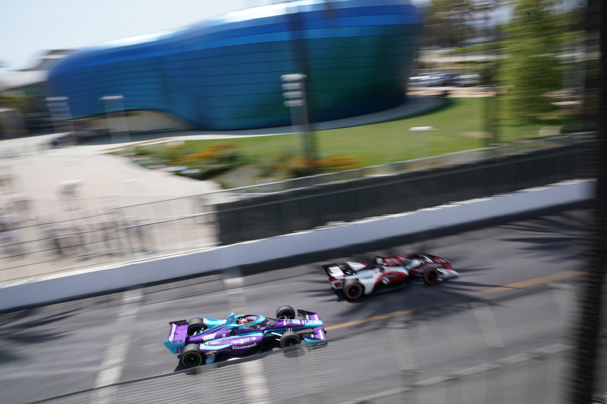 Rinus VeeKay (Ed Carpenter Racing) rebasa a David Malukas (Dale Coyne Racing) el Acura Grand Prix of Long Beach de la NTT INDYCAR SERIES 2022 (FOTO: Gustavo Rosso)