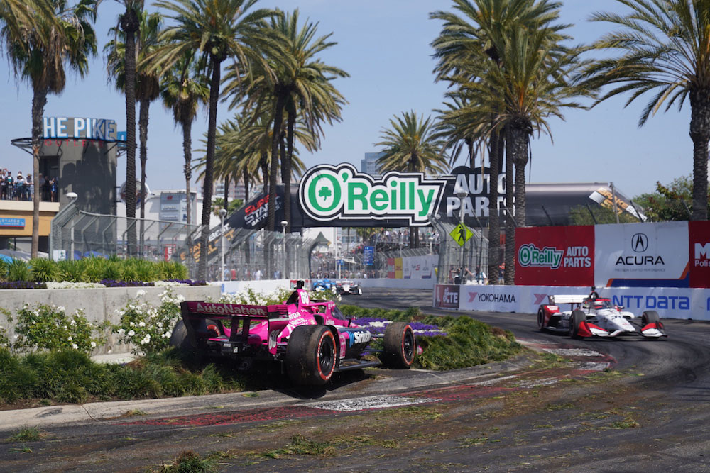 Simon Pagenaud (Meyer Shank Racing) tras un despiste durante el Acura Grand Prix of Long Beach de la NTT INDYCAR SERIES 2022 (FOTO: Gustavo Rosso)